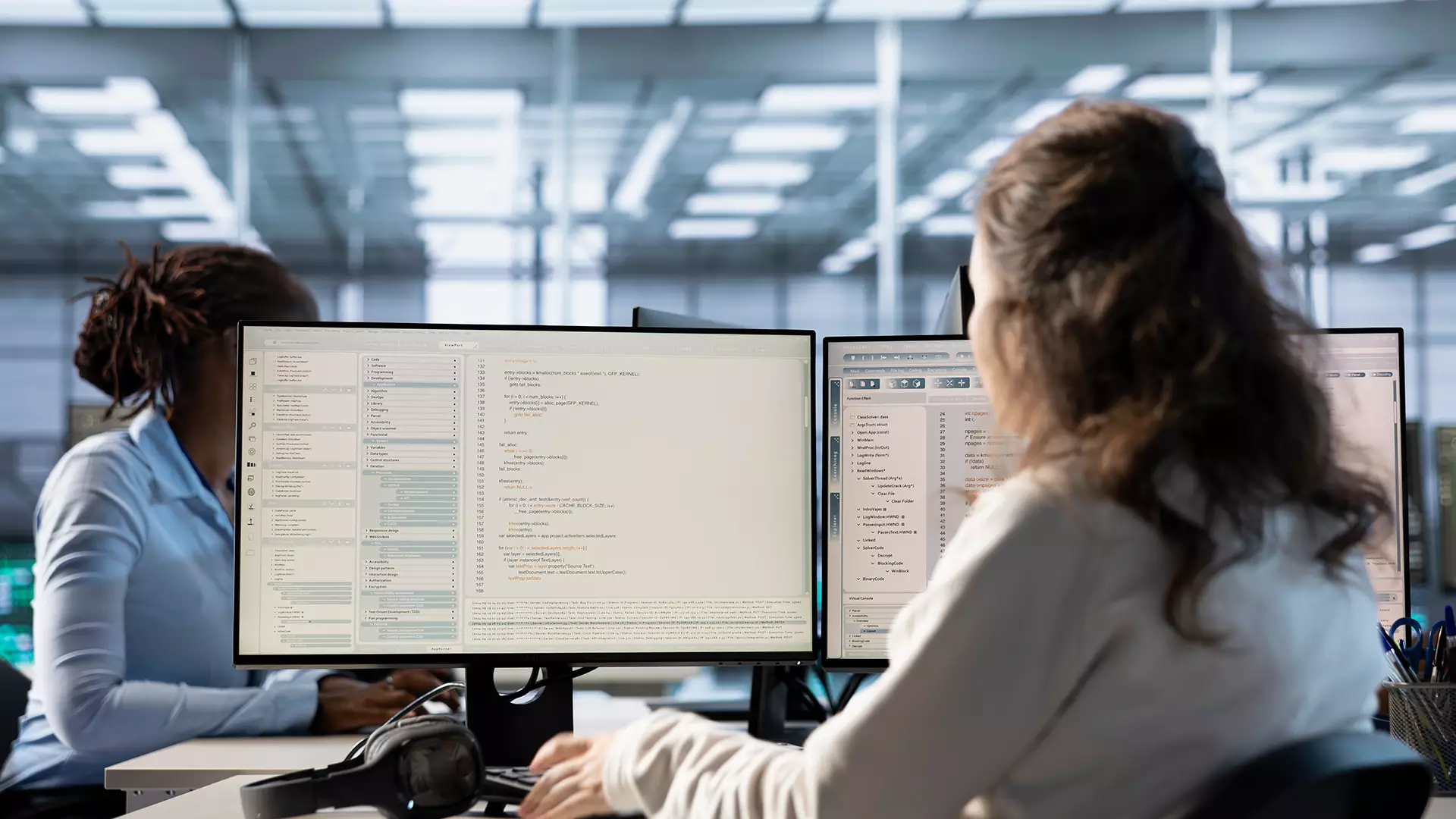 Equipe trabalhando em estações de trabalho num escritório corporativo