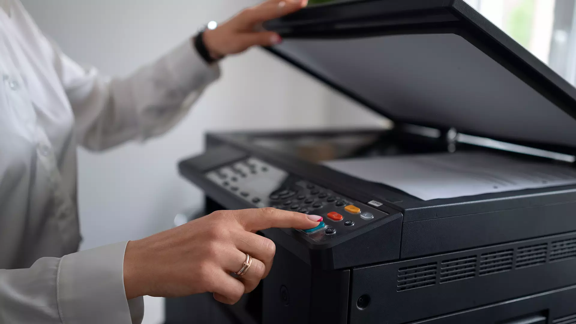 Multifuncional corporativa sendo operada em um escritório