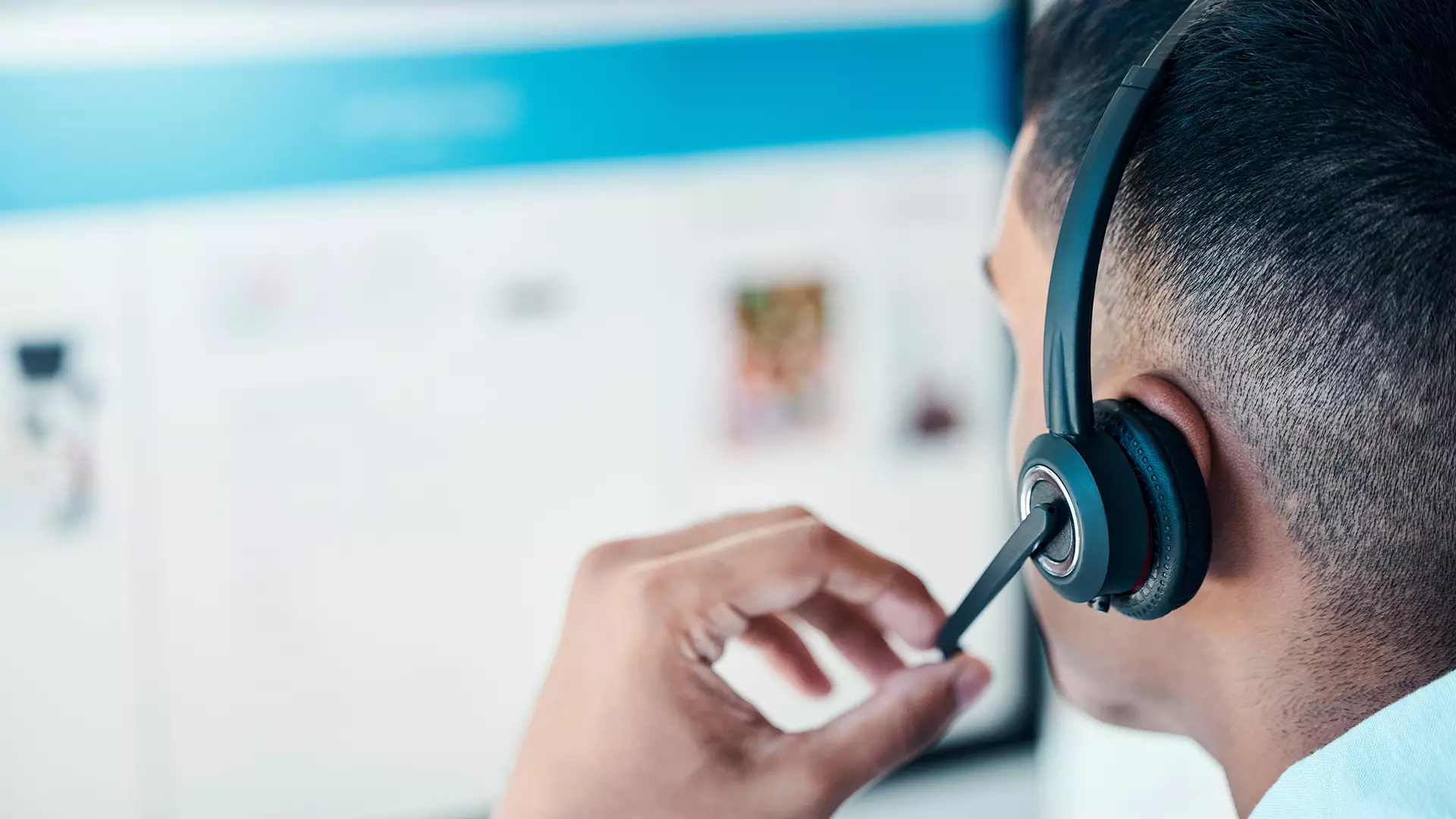 Analista de suporte com headset atendendo um chamado